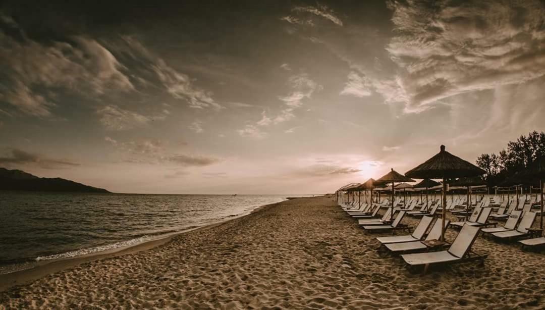 Dimitris Luxury Apartment เกราโมตี ภายนอก รูปภาพ